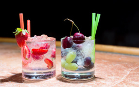 Два стакана холодного напитка с ягодами