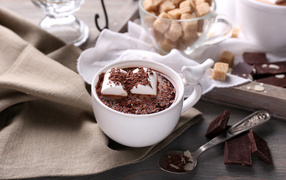 Белая чашка с горячим шоколадом и зефиром 