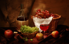 Вино со свежим виноградом и яблоками на столе