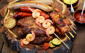 Аппетитное мясо и креветки барбекю на столе