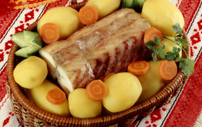Аппетитный кусок мяса на столе с вареным картофелем