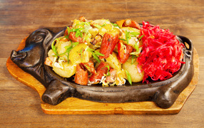 Мясо с овощами в забавном блюде на столе