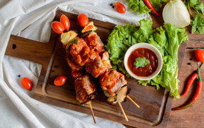 Skewers on skewers with tomato sauce