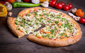 Аппетитная пицца с овощами и сыром 
