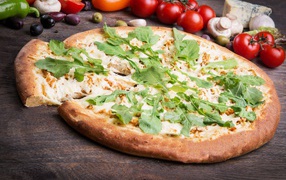 Румяная пицца с сыром,  томатами и зеленью 