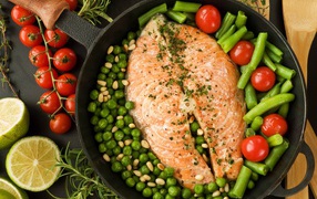 Кусочек запеченной рыбы с овощами 
