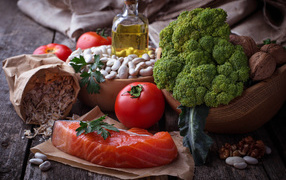 Кусок красной рыбы на столе с овощами