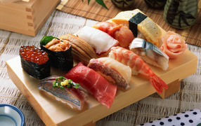 Аппетитные японские суши на деревянной доске
