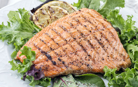 Вкусный кусок жареной рыбы со специями