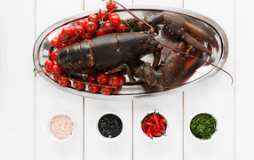 Большой омар на блюде с помидорами и специями