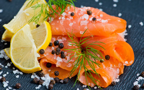 Красная рыба с солью и лимоном 