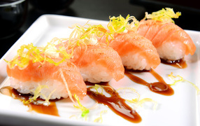 Суши с соевым соусом на белой тарелке