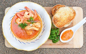 Tomato soup with shrimps and croutons