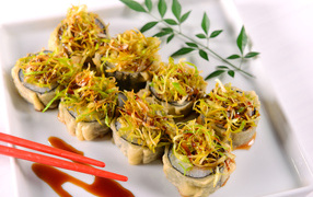 Горячие суши с овощами на белой тарелке 