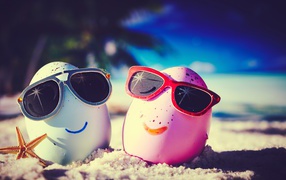 Два прикольных яйца в солнечных очках на пляже