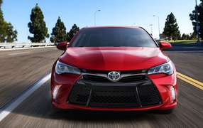 Красная Toyota Camry 2017 года в движении 