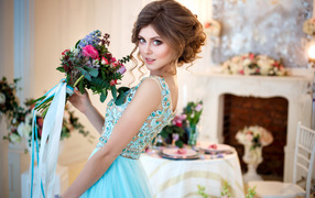 Девушка шатенка в красивом платье бирюзового цвета