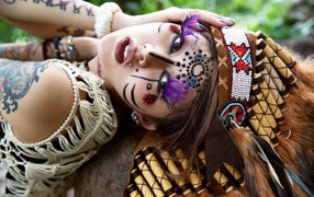Девушка в костюме Коренного Американца с татуировками на теле