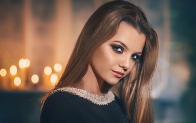 Девушка с красивыми глазами  и длинными волосами 