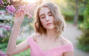 Нежная молодая девушка в розовом платье 