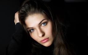 Задумчивый взгляд девушки с голубыми глазами 