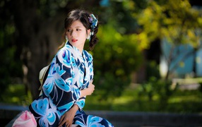 Молодая девушка азиатка в красивом кимоно