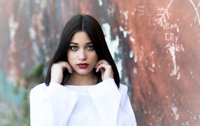 Молодая девушка с бордовыми губами в белом наряде 