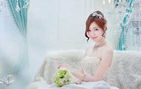 Девушка азиатка в белом свадебном платье 