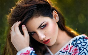 Манящий взгляд молодой брюнетки 