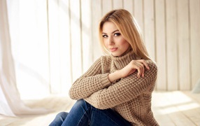 Красивая девушка блондинка с голубыми глазами в свитере 