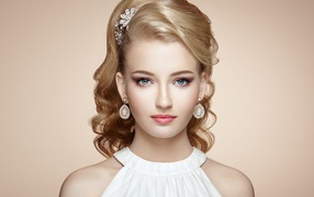 Красивая девушка блондинка с вечерней прической 