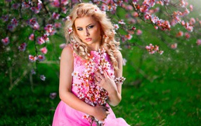 Красивая девушка блондинка с розовыми цветами 