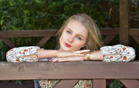 Красивая голубоглазая девушка с часами на руке