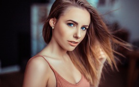 Красивая голубоглазая девушка с распущенными волосами 
