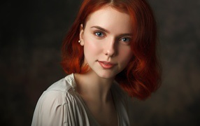 Красивая голубоглазая девушка с короткими рыжими волосами