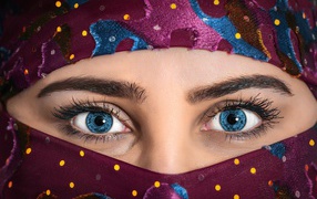 Красивые голубые глаза молодой девушки