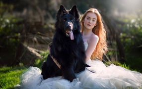 Красивая девушка невеста с большой черной собакой