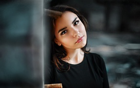 Красивая кареглазая девушка с длинными ресницами 