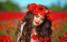 Красивая девушка шатенка с венком из красных маков на голове