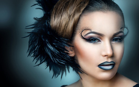 Красивая девушка шатенка с ярким макияжем