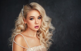 Красивая нежная девушка блондинка в красивом платье