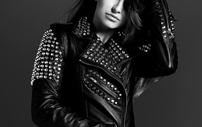 Красивая девушка в кожаной куртке Анна Левандовска, черно-белое фото