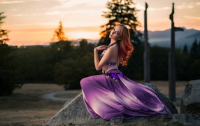 Красивая девушка в фиолетовом восточном наряде 