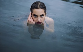 Красивая девушка русалка в воде 