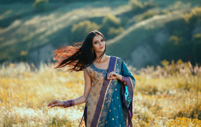 Красивая девушка модель в индийском сари