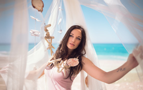 Красивая молодая девушка на берегу моря