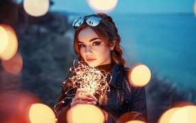 Красивая девушка с включенной гирляндой 