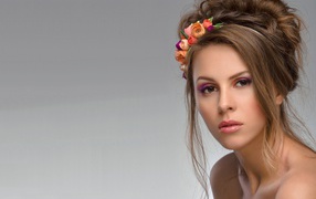 Красивая девушка с нежным макияжем фото на сером фоне