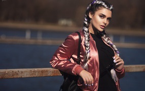 Красивая девушка с косами на голове