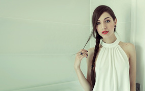 Красивая девушка с красными губами заплетенными в косу волосами